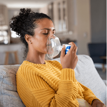 woman doing oxygen therapy