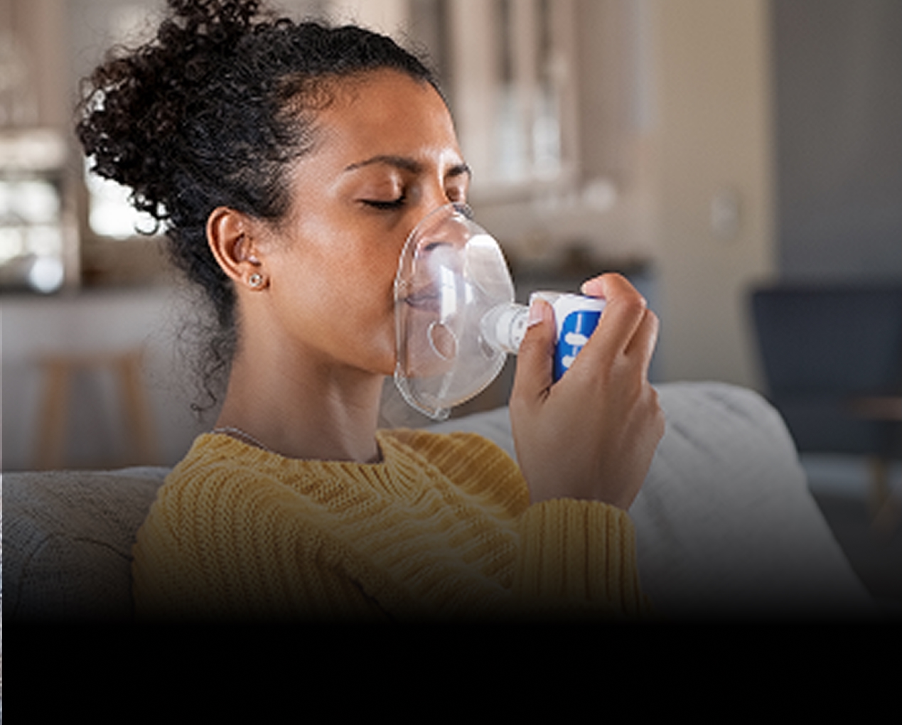 woman doing oxygen therapy